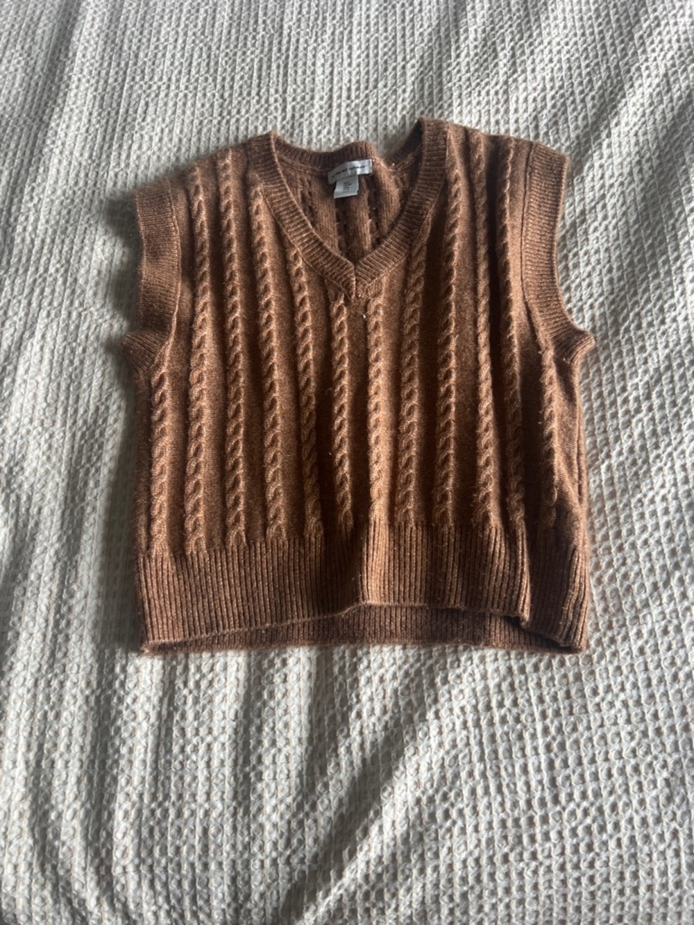 cupcakes & cashmere Cable Knit V-Neck Sleeveless Sweater Vest in Brown